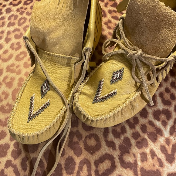 Manitoba Mukluk Mid Gatherer in tan leather with beading, size 10 women. - Picture 12 of 14